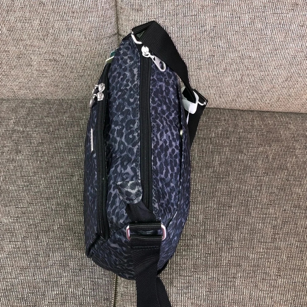 Baggallini compact yet